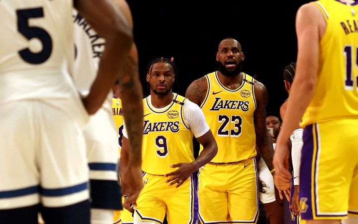 El primer partido oficial de la historia de la NBA, padre e hijo aparecieron en el mismo escenario